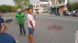 kecelakaan lalu lintas yang melibatkan sepeda motor Honda Beat dan truk box di depan KP3B, Kota Serang, Pengendara sepeda motor meninggal dunia di lokasi kejadian, Dok: (warga/Totalbanten.com) 