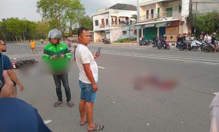 kecelakaan lalu lintas yang melibatkan sepeda motor Honda Beat dan truk box di depan KP3B, Kota Serang, Pengendara sepeda motor meninggal dunia di lokasi kejadian, Dok: (warga/Totalbanten.com) 