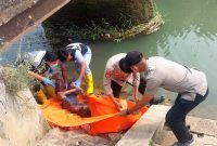 Petugas mengevakuasi jasad laki-laki yang ditemukan mengambang di bawah jembatan Kali Bedeng Margaluyu, Kecamatan Kasemen, Kota Serang,  Dok (Ist/Totalbanten.com)