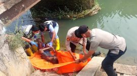 Petugas mengevakuasi jasad laki-laki yang ditemukan mengambang di bawah jembatan Kali Bedeng Margaluyu, Kecamatan Kasemen, Kota Serang,  Dok (Ist/Totalbanten.com)