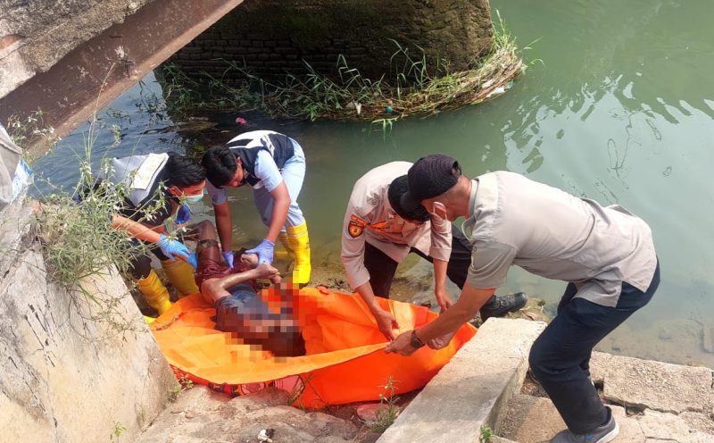 Petugas mengevakuasi jasad laki-laki yang ditemukan mengambang di bawah jembatan Kali Bedeng Margaluyu, Kecamatan Kasemen, Kota Serang,  Dok (Ist/Totalbanten.com)