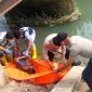 Petugas mengevakuasi jasad laki-laki yang ditemukan mengambang di bawah jembatan Kali Bedeng Margaluyu, Kecamatan Kasemen, Kota Serang,  Dok (Ist/Totalbanten.com)