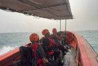 Tim SAR gabungan melakukan pencarian terhadap rombongan jurnalis dan awak speedboat yang hilang kontak saat meliput aktivitas erupsi Gunung Anak Krakatau di perairan Selat Sunda, Banten. Dok : (Ist/ Totalbanten.com)