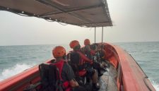 Tim SAR gabungan melakukan pencarian terhadap rombongan jurnalis dan awak speedboat yang hilang kontak saat meliput aktivitas erupsi Gunung Anak Krakatau di perairan Selat Sunda, Banten. Dok : (Ist/ Totalbanten.com)