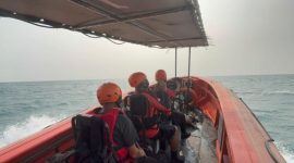 Tim SAR gabungan melakukan pencarian terhadap rombongan jurnalis dan awak speedboat yang hilang kontak saat meliput aktivitas erupsi Gunung Anak Krakatau di perairan Selat Sunda, Banten. Dok : (Ist/ Totalbanten.com)