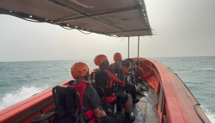 Tim SAR gabungan melakukan pencarian terhadap rombongan jurnalis dan awak speedboat yang hilang kontak saat meliput aktivitas erupsi Gunung Anak Krakatau di perairan Selat Sunda, Banten. Dok : (Ist/ Totalbanten.com)