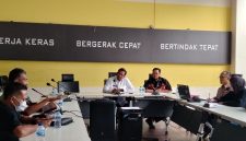 Kepala DPUPR Banten Arlan Marzan saat menerima audiensi perwakilan Gerakan Semboyan Mahasiswa Bela Keadilan (Sembilan) bersama Aliansi Masyarakat Peduli Pembangunan (AMPP), Dok (Totalbanten.com).