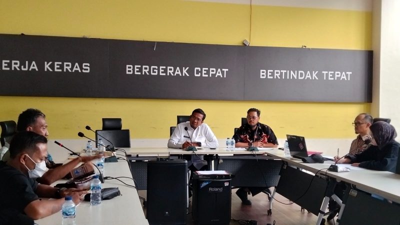 Kepala DPUPR Banten Arlan Marzan saat menerima audiensi perwakilan Gerakan Semboyan Mahasiswa Bela Keadilan (Sembilan) bersama Aliansi Masyarakat Peduli Pembangunan (AMPP), Dok (Totalbanten.com).