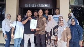 Pihak korban didampingi kuasa hukum mendatangi Markas Polda Banten. Dok (Dir/totalbanten.com).