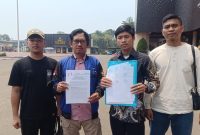 Korban bersama kuasa hukumnya menunjukkan bukti terkait dugaan investasi emas saat berada di Polda Banten, Dok (Ist/Totalbanten.com)