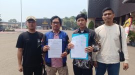 Korban bersama kuasa hukumnya menunjukkan bukti terkait dugaan investasi emas saat berada di Polda Banten, Dok (Ist/Totalbanten.com)