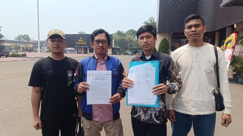 Korban bersama kuasa hukumnya menunjukkan bukti terkait dugaan investasi emas saat berada di Polda Banten, Dok (Ist/Totalbanten.com)