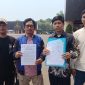 Korban bersama kuasa hukumnya menunjukkan bukti terkait dugaan investasi emas saat berada di Polda Banten, Dok (Ist/Totalbanten.com)
