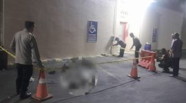Petugas melakukan evakuasi terhadap pria berinisial KH (26) yang ditemukan tewas di area parkiran Mall of Ramayana, Kota Serang, Banten, (Dok)