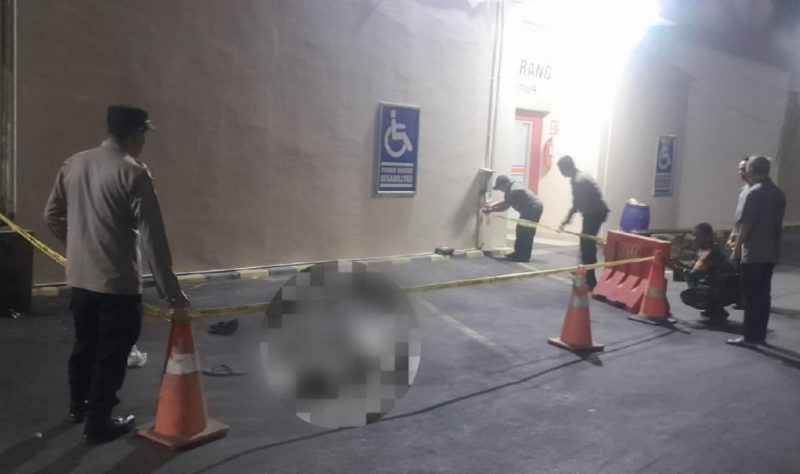 Petugas melakukan evakuasi terhadap pria berinisial KH (26) yang ditemukan tewas di area parkiran Mall of Ramayana, Kota Serang, Banten, (Dok)