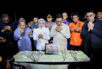 Gubernur Banten, Tim SAR Gabungan dan sejumlah jurnalis saat mendoakan delapan orang yang hilang di Selat Sunda. (Dok)