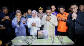 Gubernur Banten, Tim SAR Gabungan dan sejumlah jurnalis saat mendoakan delapan orang yang hilang di Selat Sunda. (Dok)