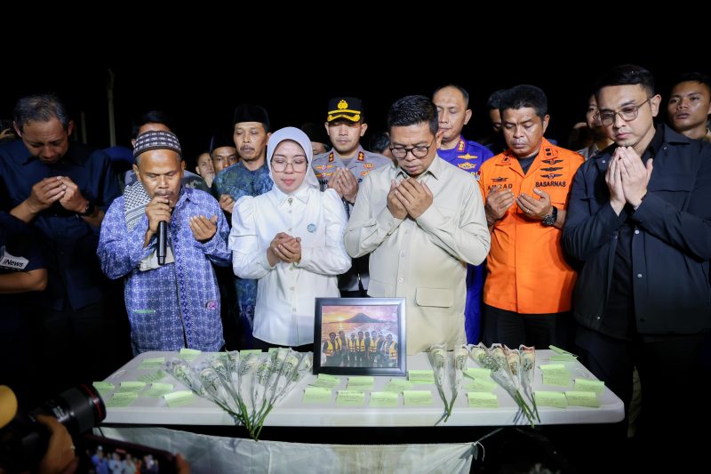 Gubernur Banten, Tim SAR Gabungan dan sejumlah jurnalis saat mendoakan delapan orang yang hilang di Selat Sunda. (Dok)