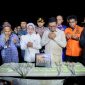 Gubernur Banten, Tim SAR Gabungan dan sejumlah jurnalis saat mendoakan delapan orang yang hilang di Selat Sunda. (Dok)