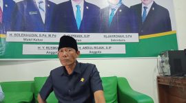 Ketua Fraksi PPP DPRD Pandeglang, E. Supriadi memberikan keteranga kepada pers. Dok (Guntur/Totalbanten.com)