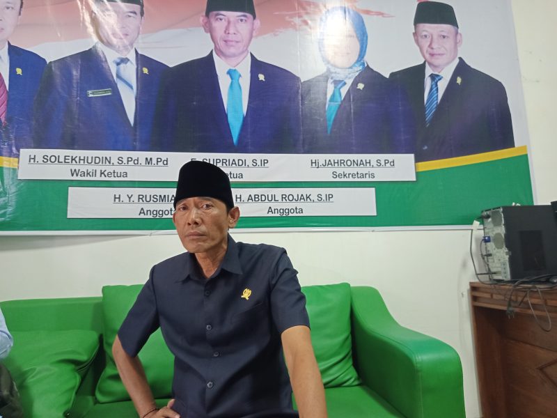 Ketua Fraksi PPP DPRD Pandeglang, E. Supriadi memberikan keteranga kepada pers. Dok (Guntur/Totalbanten.com)