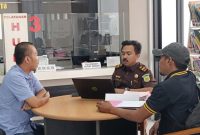 Terdakwa Josepi Nurullah (kanan) bersama kuasa hukumnya (kiri) dan jaksa penuntut umum (tengah) di Kejaksaan Negeri Serang. Dok (Dir/Total Banten)