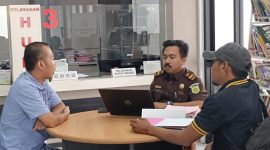 Terdakwa Josepi Nurullah (kanan) bersama kuasa hukumnya (kiri) dan jaksa penuntut umum (tengah) di Kejaksaan Negeri Serang. Dok (Dir/Total Banten)