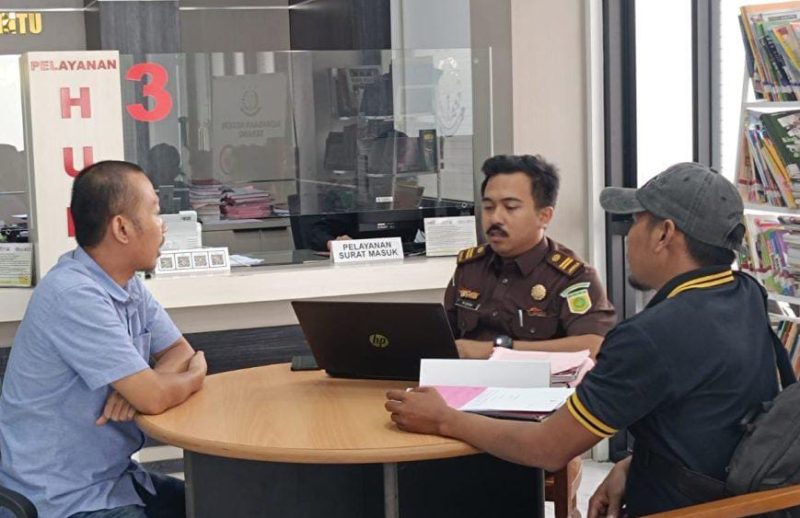 Terdakwa Josepi Nurullah (kanan) bersama kuasa hukumnya (kiri) dan jaksa penuntut umum (tengah) di Kejaksaan Negeri Serang. Dok (Dir/Total Banten)