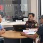 Terdakwa Josepi Nurullah (kanan) bersama kuasa hukumnya (kiri) dan jaksa penuntut umum (tengah) di Kejaksaan Negeri Serang. Dok (Dir/Total Banten)