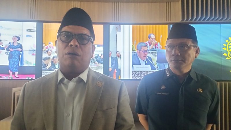 Ketua DPRD Banten, Fahmi Hakim saat memberikan keterangan pers. (Dok)