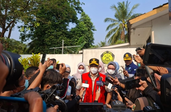 Gubernur Banten Andra Soni meminta warga waspada paparan Abu Vulkanik Gunung Anak Krakatau. (Dok)