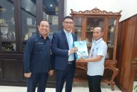 Sekretaris Daerah Banten, Deden A Hartawan saat menyerahkan dokumen APBD Perubahan 2026. (Dok)