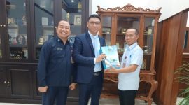 Sekretaris Daerah Banten, Deden A Hartawan saat menyerahkan dokumen APBD Perubahan 2026. (Dok)