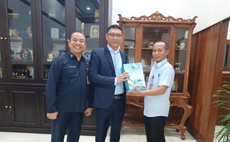 Sekretaris Daerah Banten, Deden A Hartawan saat menyerahkan dokumen APBD Perubahan 2026. (Dok)