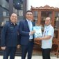Sekretaris Daerah Banten, Deden A Hartawan saat menyerahkan dokumen APBD Perubahan 2026. (Dok)
