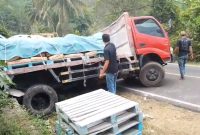 Truk bermuatan semen terperosok ke selokan di Jalan Raya AMD Lintas Timur, Kabupaten Pandeglang. Dok (Guntur/totalbanten.com).