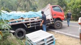 Truk bermuatan semen terperosok ke selokan di Jalan Raya AMD Lintas Timur, Kabupaten Pandeglang. Dok (Guntur/totalbanten.com).