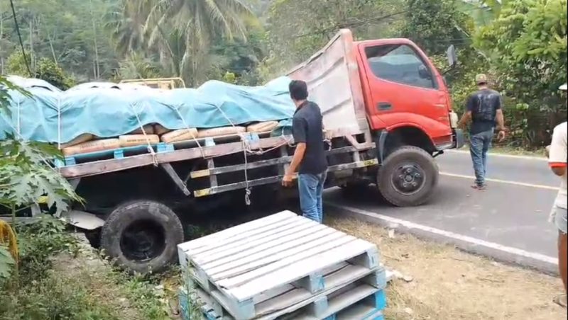 Truk bermuatan semen terperosok ke selokan di Jalan Raya AMD Lintas Timur, Kabupaten Pandeglang. Dok (Guntur/totalbanten.com).