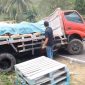 Truk bermuatan semen terperosok ke selokan di Jalan Raya AMD Lintas Timur, Kabupaten Pandeglang. Dok (Guntur/totalbanten.com).