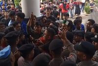 Suasana Aksi unjuk rasa di DPRD Kabupaten Pandenglang, Dok : (Totalbanten.com)