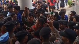 Suasana Aksi unjuk rasa di DPRD Kabupaten Pandenglang, Dok : (Totalbanten.com)