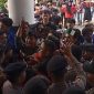 Suasana Aksi unjuk rasa di DPRD Kabupaten Pandenglang, Dok : (Totalbanten.com)