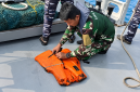 Tim gabungan temukan jaket pelampung di laut saat pencarian 5 jurnalis yang hilang di perairan Selat Sunda. Dok (Ist.Totalbanten.com).