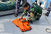 Tim gabungan temukan jaket pelampung di laut saat pencarian 5 jurnalis yang hilang di perairan Selat Sunda. Dok (Ist.Totalbanten.com).