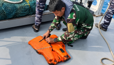 Tim gabungan temukan jaket pelampung di laut saat pencarian 5 jurnalis yang hilang di perairan Selat Sunda. Dok (Ist.Totalbanten.com).
