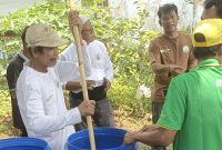 Forum Tani Organik Terpadu Indonesia (FORTEGIF) Saat Praktikum Pembuatan Pupuk Organik  di Desa Sukajadi, Kecamatan Kragilan, Kabupaten Serang (Pung/totalbanten). 