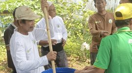 Forum Tani Organik Terpadu Indonesia (FORTEGIF) Saat Praktikum Pembuatan Pupuk Organik  di Desa Sukajadi, Kecamatan Kragilan, Kabupaten Serang (Pung/totalbanten). 