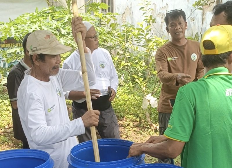 Forum Tani Organik Terpadu Indonesia (FORTEGIF) Saat Praktikum Pembuatan Pupuk Organik  di Desa Sukajadi, Kecamatan Kragilan, Kabupaten Serang (Pung/totalbanten). 
