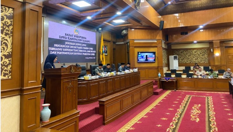 Bupati Serang, Ratu Rachmatuzzakiyah, Saat Memberikan Jawaban Pandangan Fraksi DPRD Kabupaten Serang (Pung/totalbanten) 