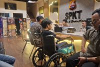 Wartawan Kabupaten Serang, Kosasih Sukmawijaya alias Aden, didampingi kuasa hukumnya saat melaporkan dugaan pengeroyokan dan penghalangan kerja jurnalistik ke SPKT Polda Banten, (Dok)